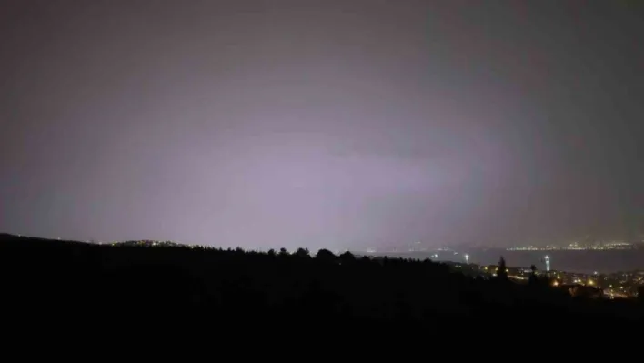 Kocaeli'de şimşekler adeta geceyi gündüze çevirdi