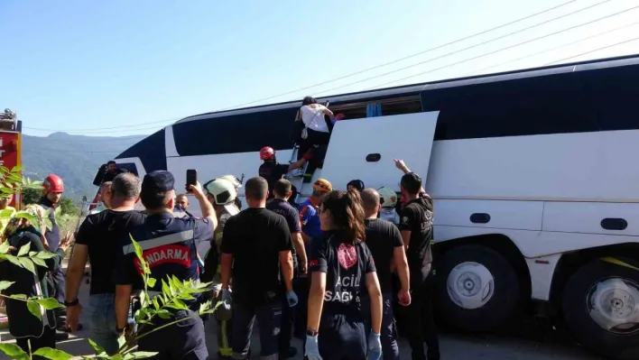 Kocaeli'de tur otobüsü yan yattı: 43 kişi bir saatte kurtarıldı