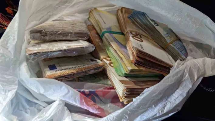 Koltuk ve gösterge paneline gizlediği 55 bin euro ile yakalandı