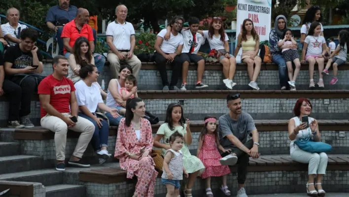 Konser parka taşındı, mutluluk yüzlerden okundu