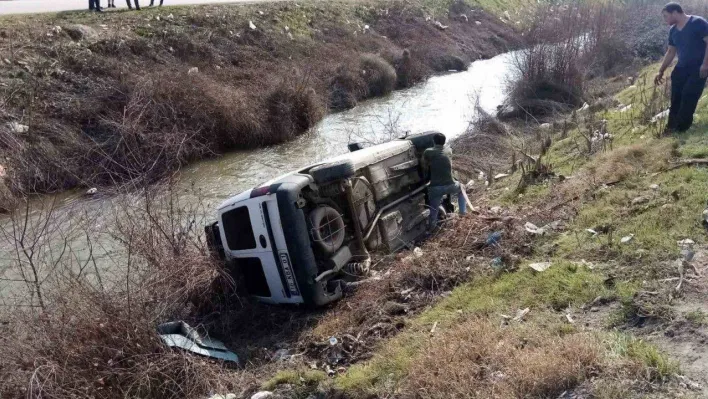 Kontrolden çıkan araç, dereye uçtu
