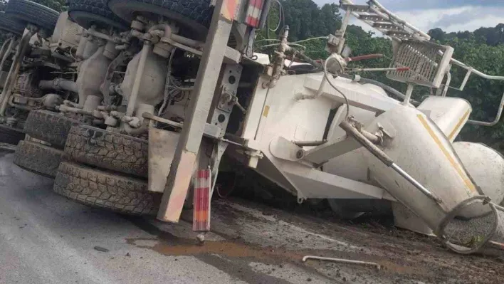 Kontrolden çıkan beton mikseri devrildi: 1 yaralı