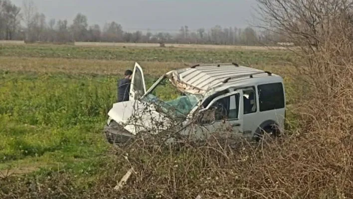 Kontrolden çıkan hafif ticari araç araziye devrildi: 1 yaralı