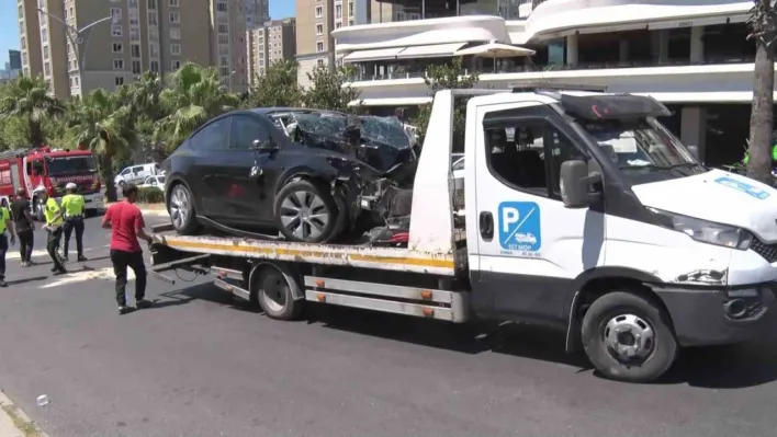 Kontrolden çıkan otomobil ağaca çarpıp karşı şeride geçti: 4 yaralı