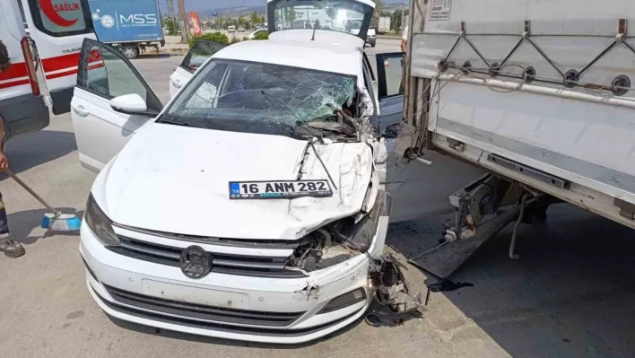 Kontrolden çıkan otomobil benzinlikteki tıra çarptı