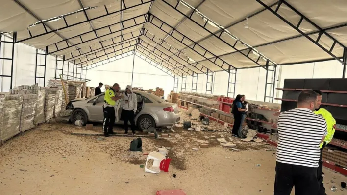 Kontrolden çıkan otomobil iş yerine girdi