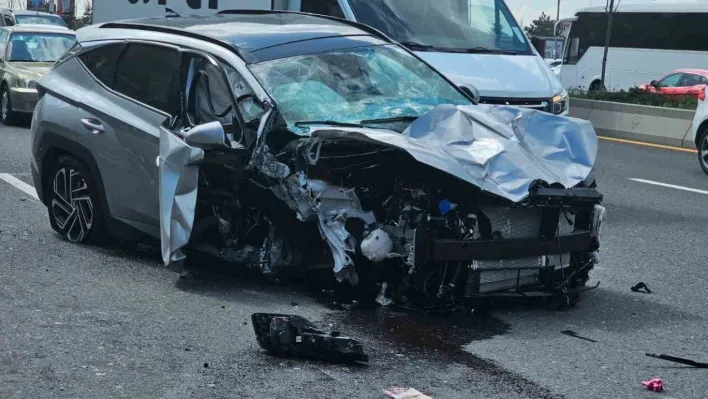 Kontrolden çıkan otomobil otobüs durağına daldı: 2 ağır yaralı