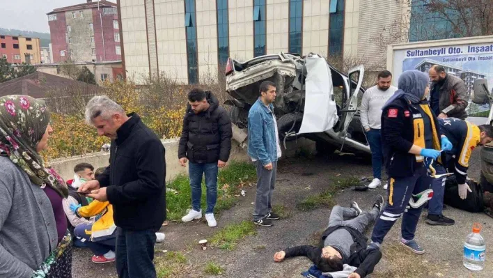 Kontrolden çıkan otomobil park halindeki kamyonete çarparak takla attı: 3 yaralı