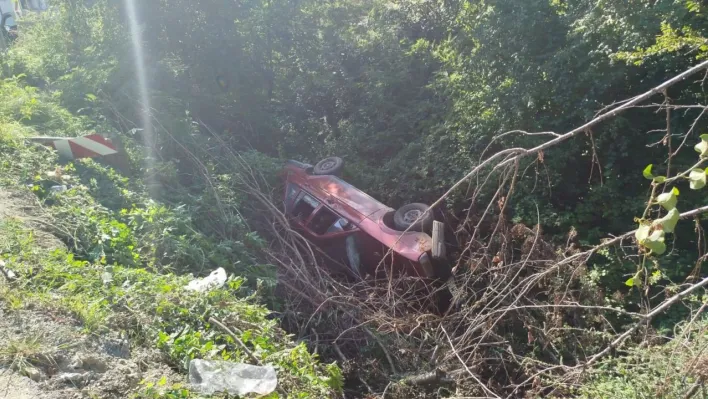 Kontrolden çıkan otomobil şarampole devrildi: 3'ü çocuk, 5 yaralı