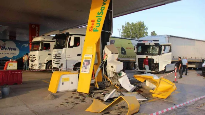 Kontrolden çıkan tır akaryakıt istasyonuna daldı, ortalık savaş alanına döndü