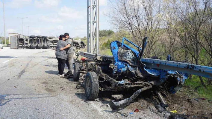 Kontrolden çıkan tır, otoban emniyet şeridinde park halindeki kamyoneti biçti