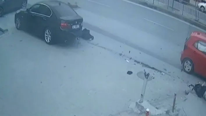 Köpeğe çarpmamak için manevra yaptı, işe gitmek için bekleyen vatandaşlara çarptı: 1 ölü, 2 yaralı