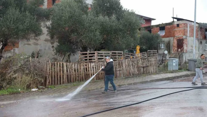 Körfez'de çamurla kaplanan yollar yıkandı