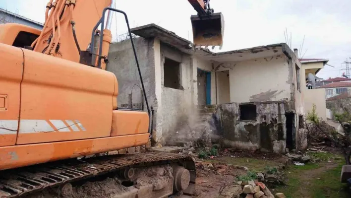 Körfez'de tehlike arz eden binalar yıkıldı