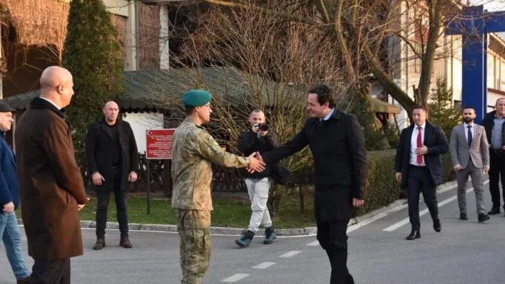 Kosova Başbakanı Kurti, Kosova'daki Türk askerine taziye ziyaretinde bulundu