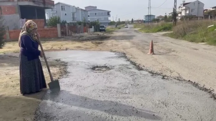 Köstebek yuvasına dönen yolu kendi imkanlarıyla onararak beton attılar