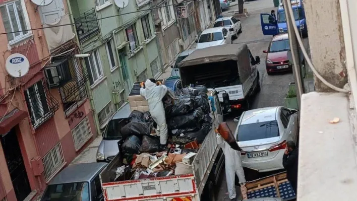 Kötü kokuların yükseldiği evden kamyon dolusu çöp çıktı