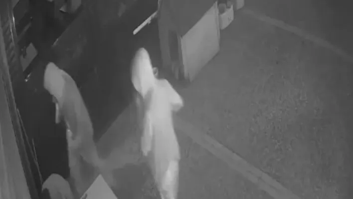 Kova kova tekel bayisini soydular, güvenlik kamerasına takıldılar
