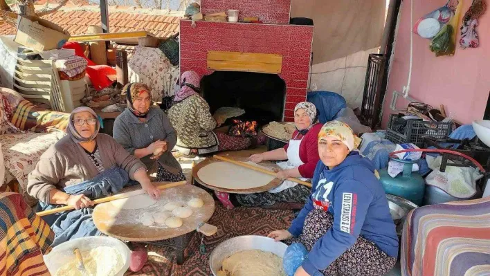 Köy kadınları depremzedeler için ateşin başına geçip ekmek yaptı