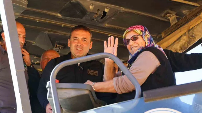 Köyünün ilk asfaltını Sebahat teyze attı