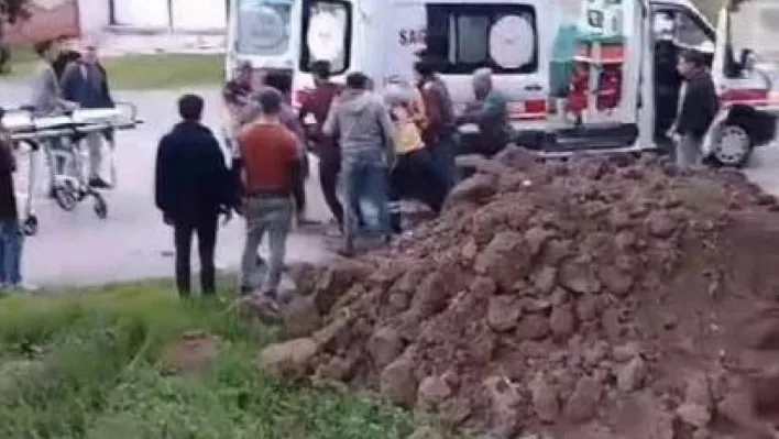 Kozalak toplamak için çıktığı ağaçta akıma kapılan genç hayatını kaybetti