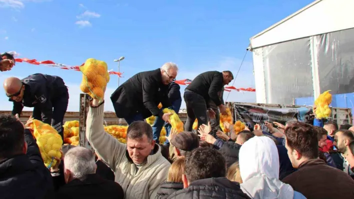 Kozan Belediyesi, İstanbul'da tonlarca narenciye dağıttı