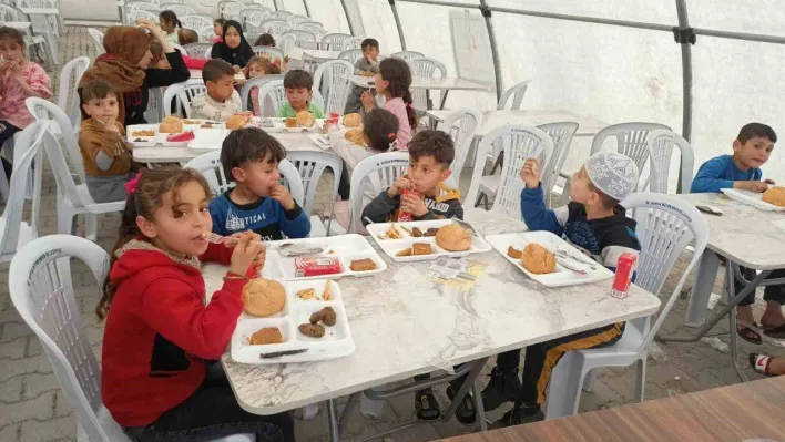 Küçük depremzedelere erken iftar