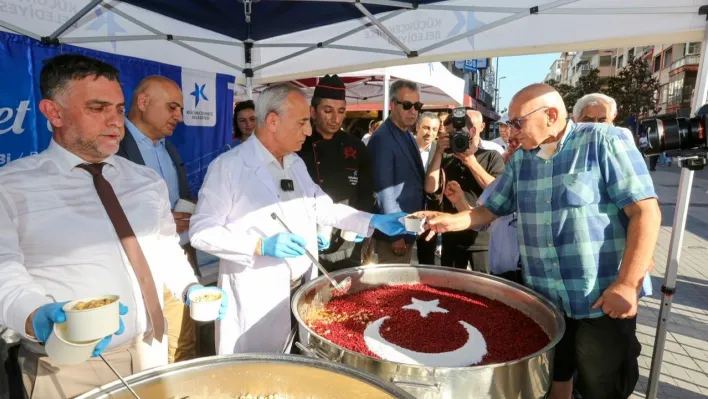Küçükçekmece Belediyesi'nden binlerce kişiye aşure ikramı