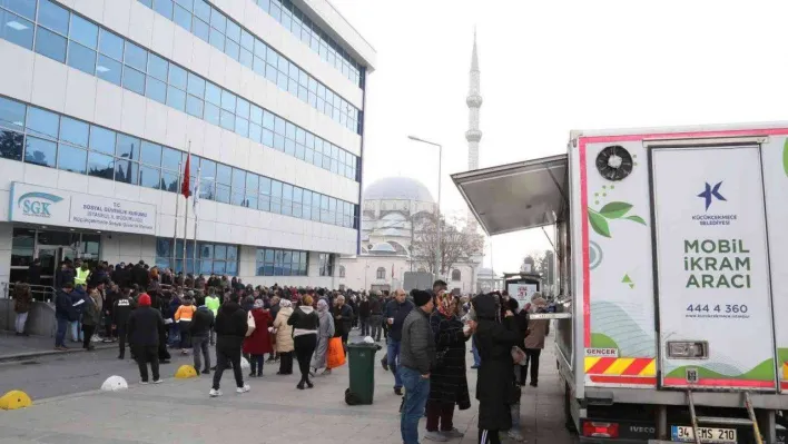 Küçükçekmece Belediyesi'nden EYT için bekleyenlere ikram