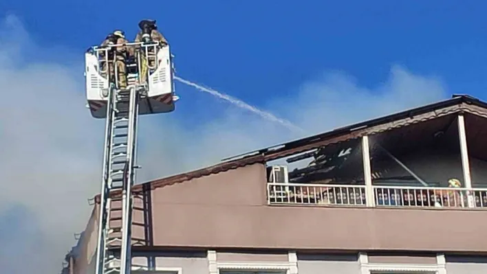 Küçükçekmece'de 'tuşlu telefon alınmasına kızdı' evi yaktı