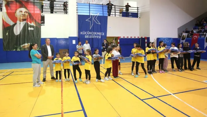 Küçükçekmece'de 3 bin 600 öğrenciye spor malzemeleri dağıtıldı