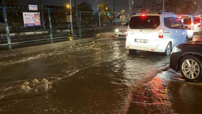 Küçükçekmece'de aniden bastıran yağış yolları göle çevirdi