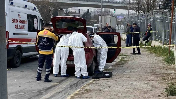 Küçükçekmece'de, bir kişi araç içinde silahla vurulmuş halde ölü bulundu