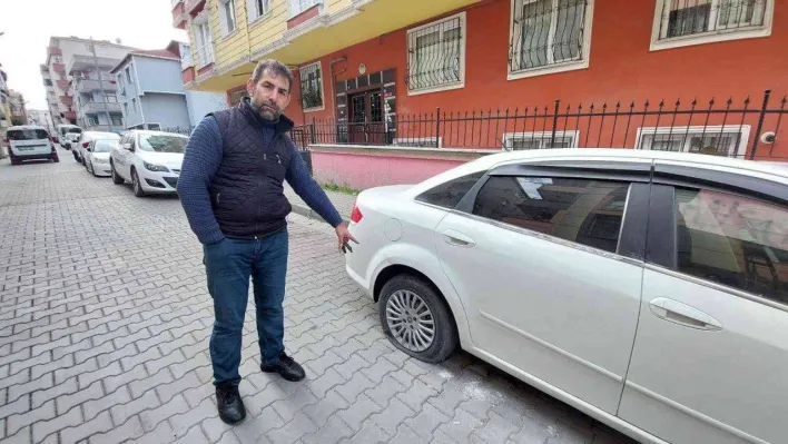 Küçükçekmece'de bir kişinin araçların lastiklerini kesip kaçtığı anlar kamerada