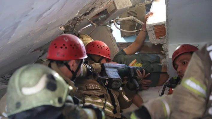 Küçükçekmece'de çöken 3 katlı binanın altında kalan yaralıların kurtarılma çalışmaları kamerada