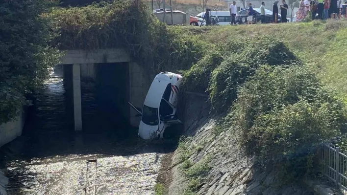 Küçükçekmece'de direksiyon öğrencisi dereye uçtu: 1 yaralı