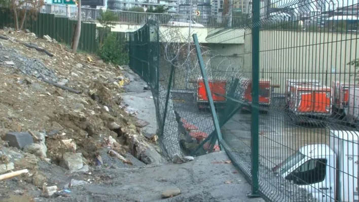 Küçükçekmece'de dondurma fabrikasının istinat duvarı çöktü