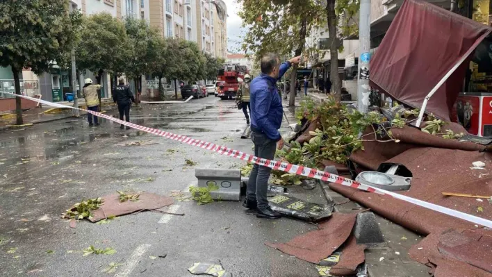 Küçükçekmece'de etkili olan fırtınada uçan çatıdan kopan parçalar bakkala giden adamın kafasına isabet etti