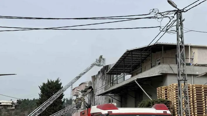 Küçükçekmece'de gıda boyası deposundaki yangın söndürüldü