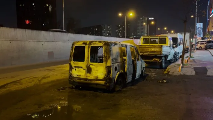 Küçükçekmece'de hafif ticari araç alev alev yandı