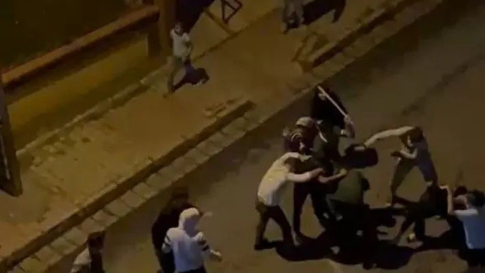 Küçükçekmece'de iki grup arasındaki sopalı kavga cep telefonu kamerasında