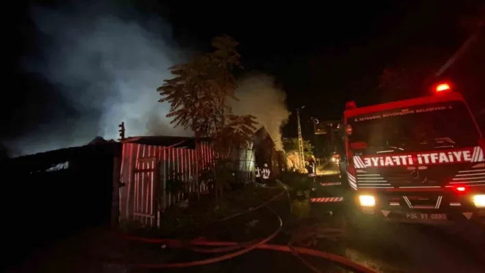 Küçükçekmece'de iş yeri yangını elektrik tellerine sıçradı, patlamalar peş peşe geldi