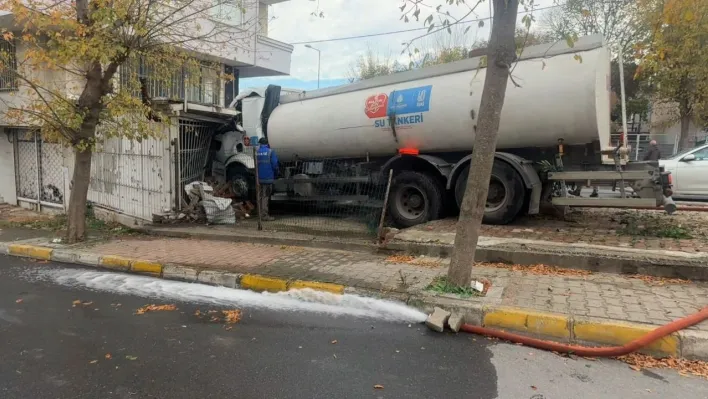 Küçükçekmece'de İSKİ'ye ait su tankeri iş yerine girdi: Faciadan dönülen kaza kamerada