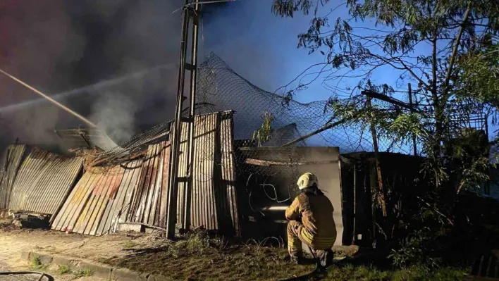 Küçükçekmece'de işyerinde başlayan yangın elektrik tellerine sıçradı, patlalar peş peşe geldi