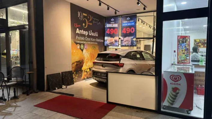 Küçükçekmece'de kontrolden çıkan elektrikli araç pastaneye girdi