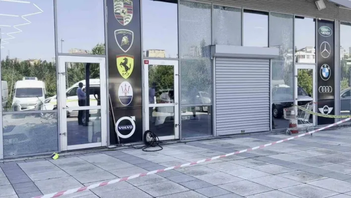 Küçükçekmece'de oto galeriye kurşun yağmuru