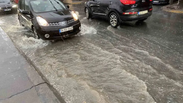 Küçükçekmece'de rögarlar taştı, yollar göle döndü