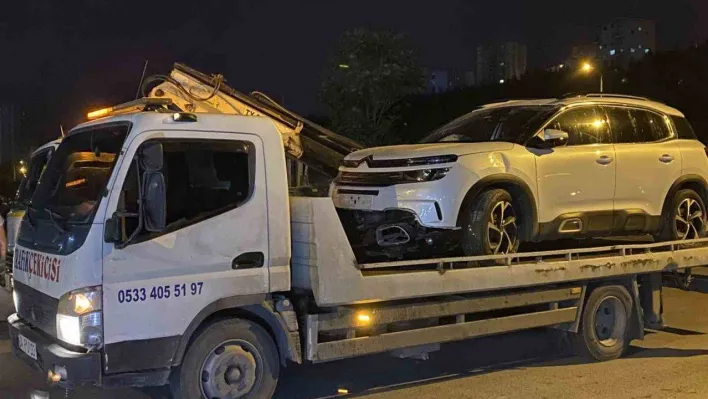 Küçükçekmece'de şantiye alanından geçen araç çukura düştü