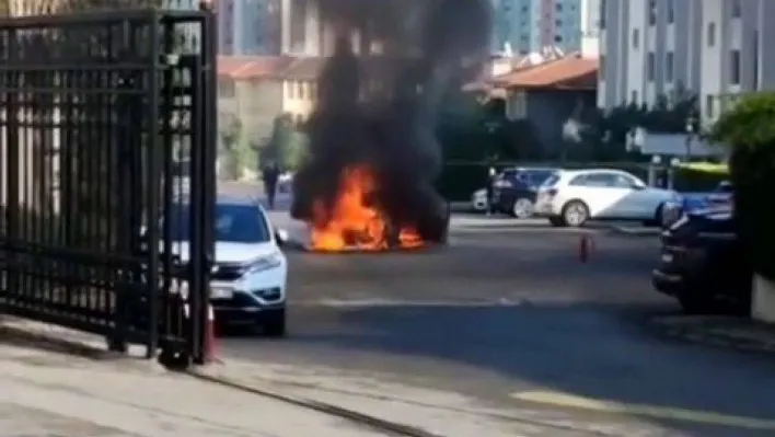 Küçükçekmece'de seyir halindeki otomobil alev topuna döndü