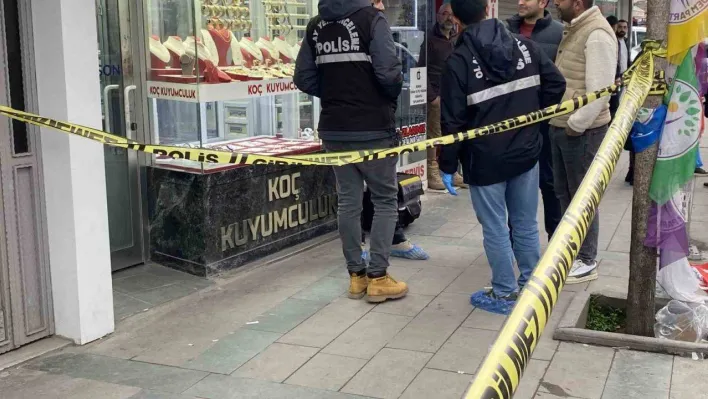 Küçükçekmece'de silahlı kuyumcu soygunu kamerada